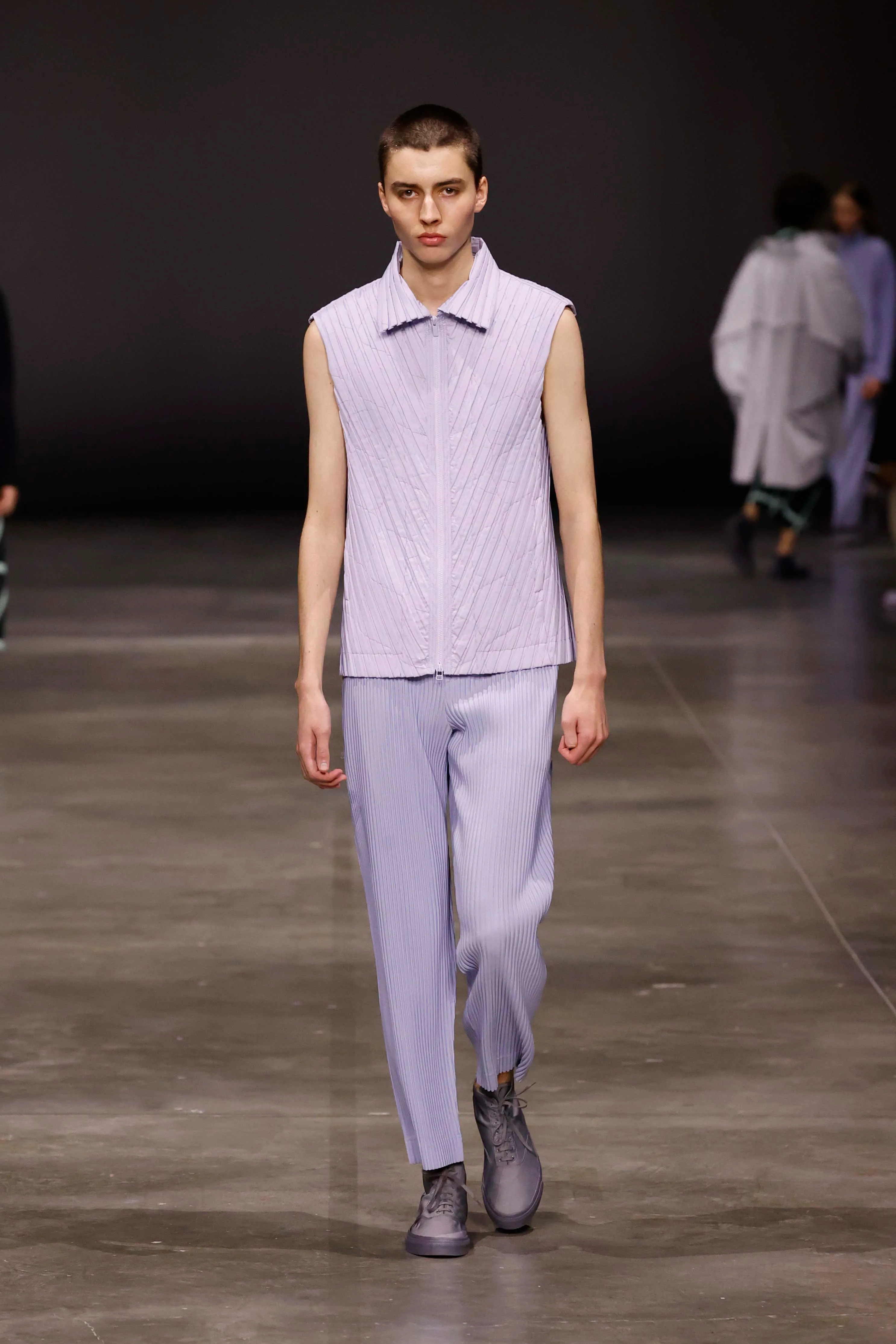 [美品] 2023AW ISSEY MIYAKE V SQUARED パンツ 美品] 2023AW ISSEY MIYAKE V SQUARED パンツ ISSEY MIYAKE